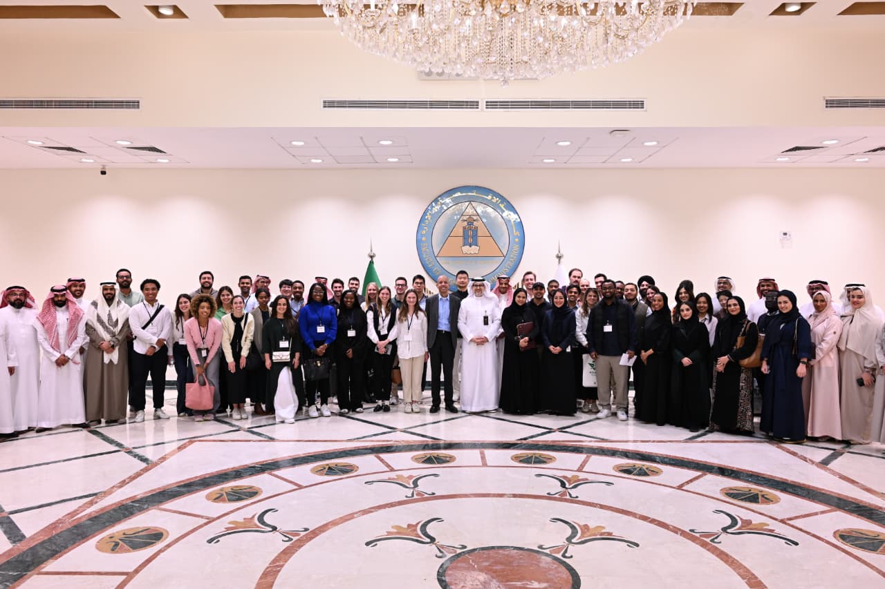 A delegation from Harvard University visits King Abdulaziz University to enhance academic cooperation.